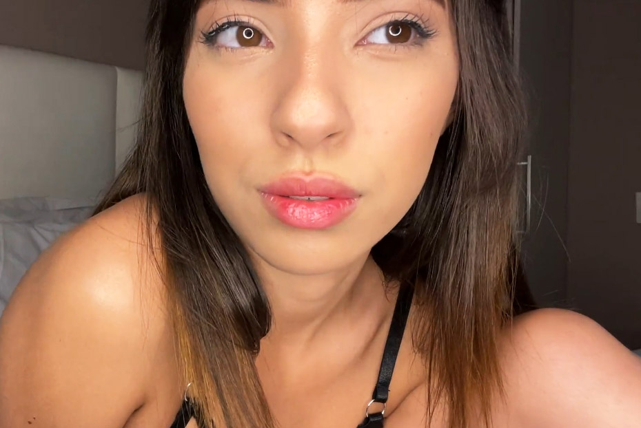 Cute camgirl littlestudent4u masturbating on live webcam <!-- width=