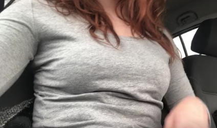 Reddit girl Saisie selfshot tits and pussy in the car