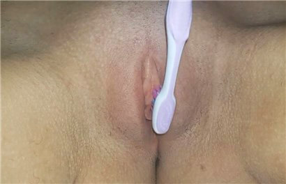  Girl WettyGirl66 rubs clit with toothbrush <!-- width=