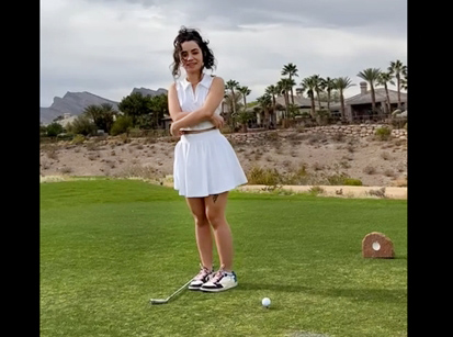 Girl Jameliz undresses and plays golf