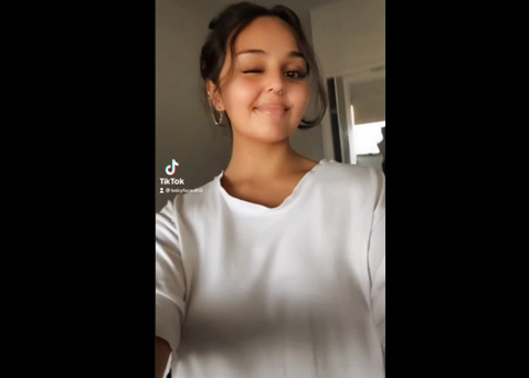 Onlyfans girl babyfacedhoe shows trick on TikTok <!-- width=