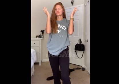 Sporty blonde shows TikTok trick <!-- width=