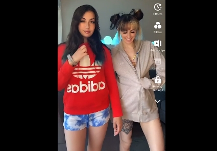 Girls JazmineJynx shows on/off trick on TikTok