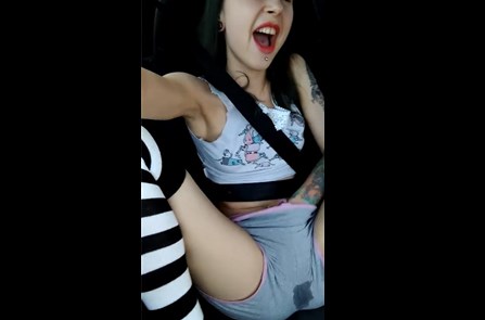 She hard rubbing pussy and squirt in the car 