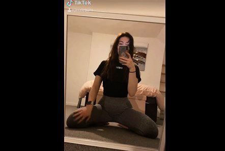 Reddit chick jessiebuns shows nude trick on TikTok <!-- width=