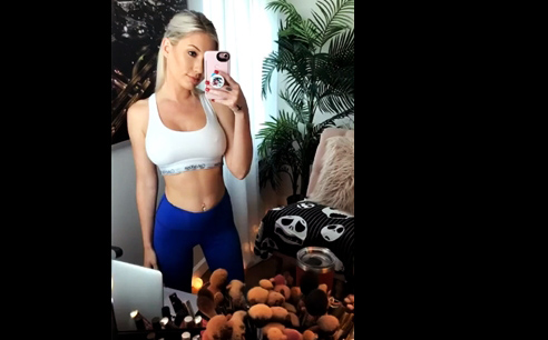 Fitness blonde mirror selfshot her big boobs