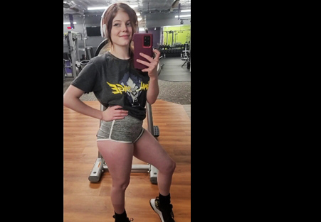 Flashing tits in the gym <!-- width=