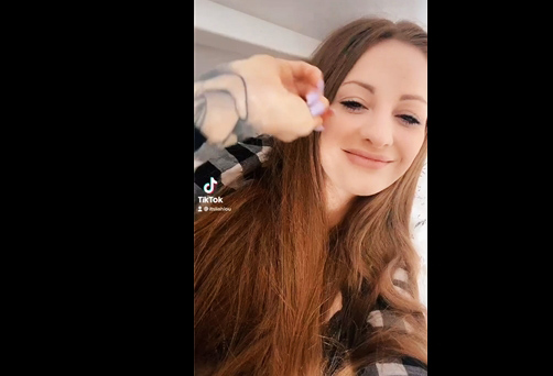 Onlyfans redhead Itsliahlou shows trick on TikTok <!-- width=