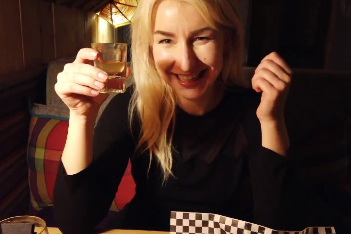 Lesbian tinder date with a hot blonde