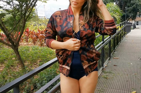 Latina girl Isabellamout teases in public park <!-- width=