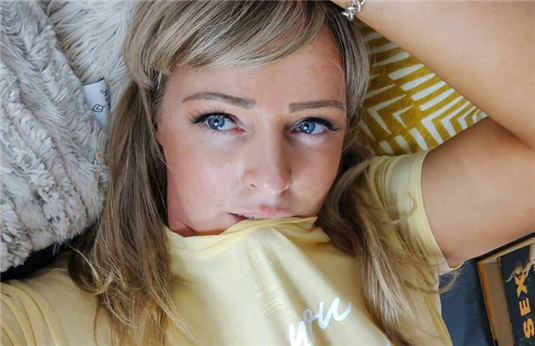 Blue eyed blonde Via Vibes selfshot wet shaved pussy <!-- width=