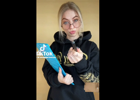 Hot busty blonde on TikTok