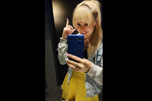 Blonde herself filming rubs pussy in café toilet <!-- width=