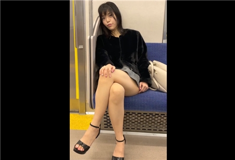 Japanese girl masturbates in the train