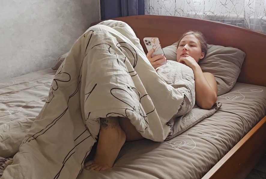Morning orgasm while watching a porn movie