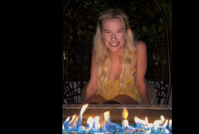 Blonde Lindsey Lakes outdoor evening masturbates with squirting <!-- width=