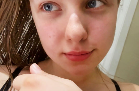 Cute teen Jucielussie plays with her pussy after shower