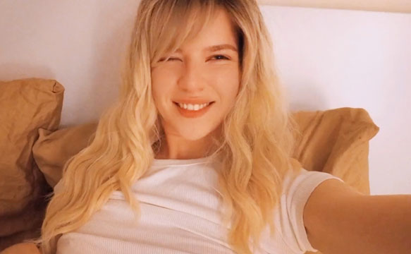 Cute blonde SoloMarie herself films rubbing pussy