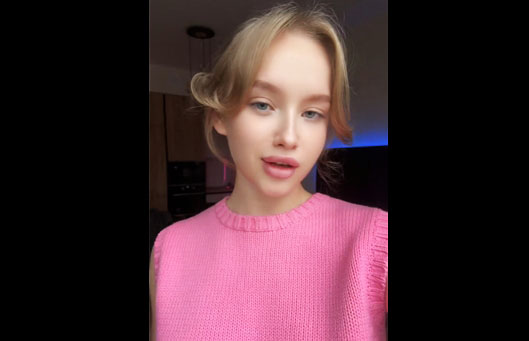 19yo blonde Mia Miku shows hot TikTok trick