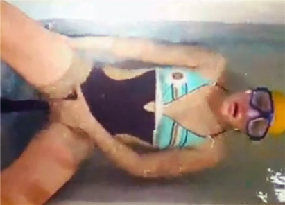 Underwater swimcap bathtube masturbation 