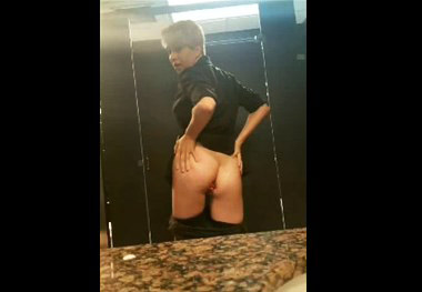 Punk gal plugging anal dildo in teh public restroom