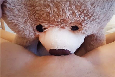 Teddy bear eat pussy and she squirt <!-- width=