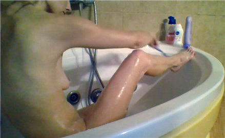 Young girl Lexybiancas shaved her legs in bath <!-- width=