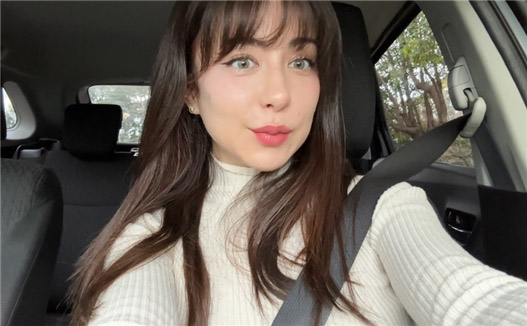 Horny brunette Lunalovekiss masturbates and squirts in the car <!-- width=